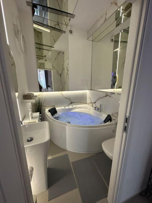 Salt Inn Apartments No 2 - Jacuzzi Величка Екстер'єр фото