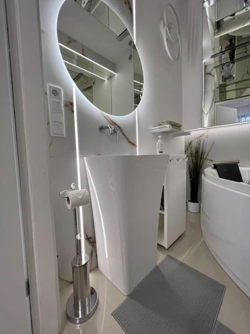 Salt Inn Apartments No 2 - Jacuzzi Величка Екстер'єр фото